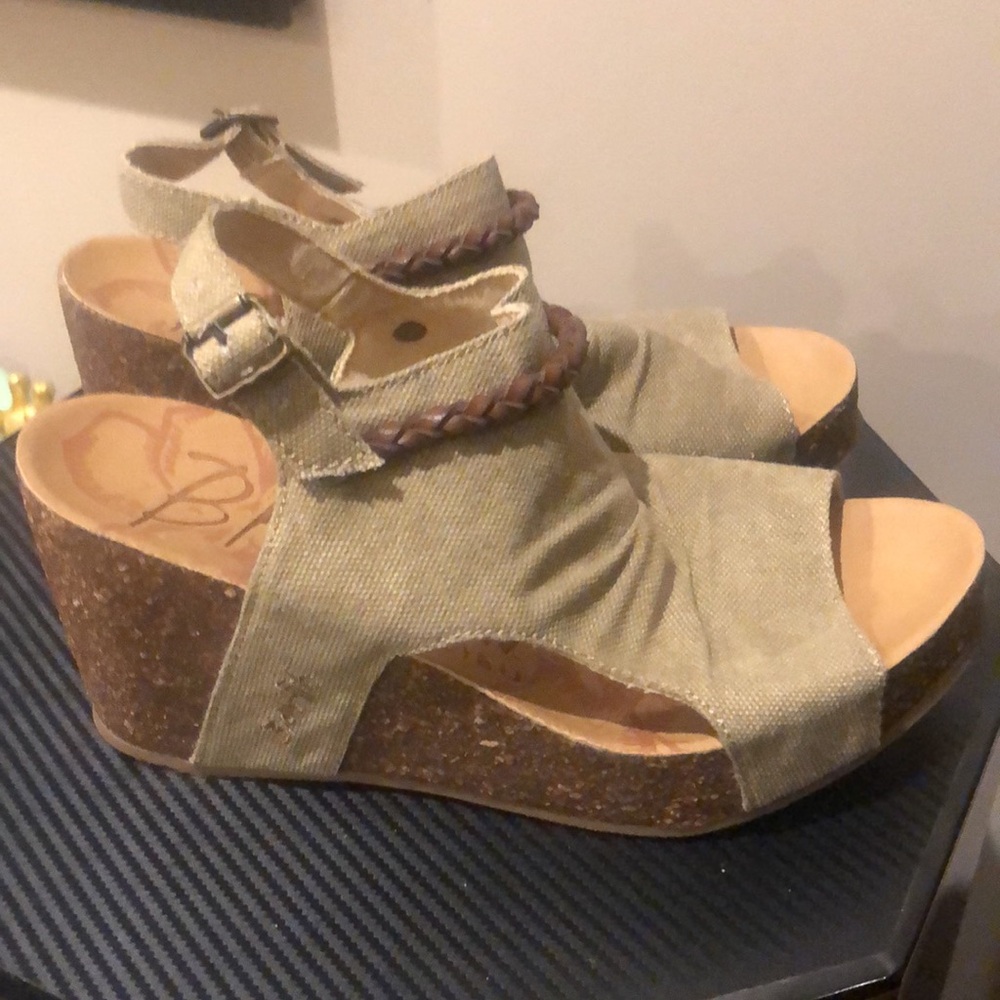 NEW!! Blowfish heeled sandals. - Picture 4 of 5